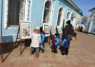 Выставка юных художников на Соборной площади