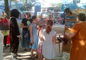 В День города и День шахтера сотрудники библиотек провели праздничную акцию «Библиотека на траве»