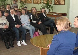 Прокурор города встретился со старшеклассниками.