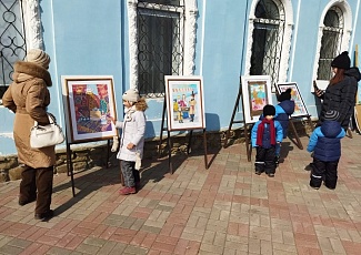 Выставка юных художников на Соборной площади